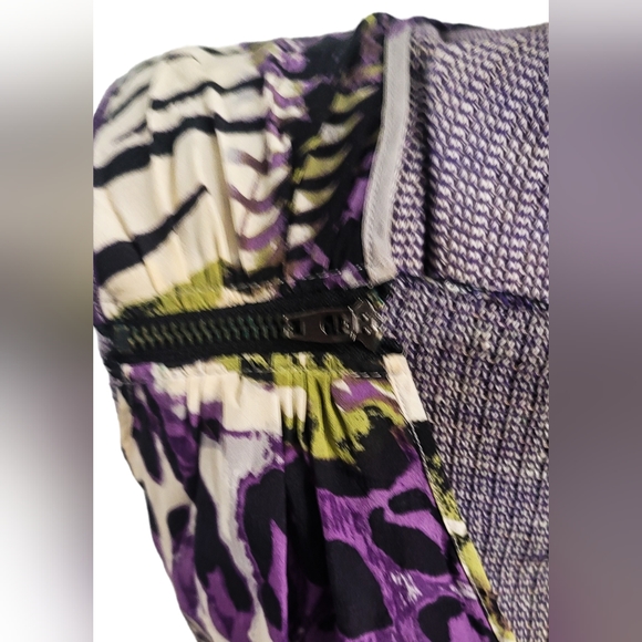 Charlie Jade | V Neck Printed Blouse /w Zipper Details | Size: L - Picture 2 of 5